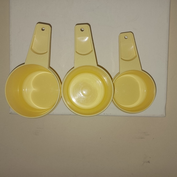 Tupperware Pale Yellow Measuring Cups - Vintage, EUC - Picture 2 of 8